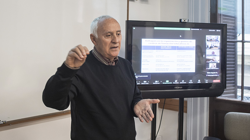 Joaquín Gairín impartiendo clase
