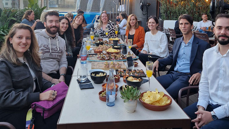 Graduados que triunfan en Barcelona se reunieron para compartir experiencias y proyectos