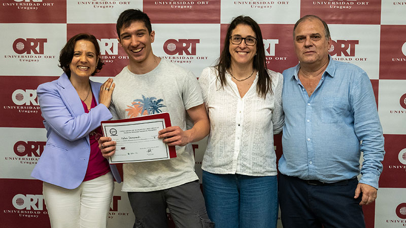 *Prof. Marcela Ribas, inspectora de Matemática de UTU; Mateo Domenech, ganador del Oro en la categoría V; Lic. Marcela Mailhos, MBA, directora de Marketing, Comunicación Institucional y Admisiones de ORT, y Prof. Nelson Chocca, director de la Com-Partida de Matemática*