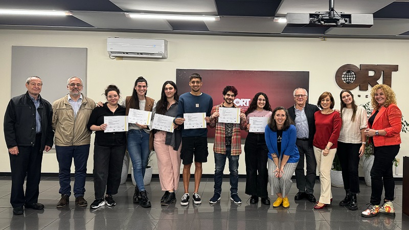 Entrega de diplomas del concurso de afiches Mayo Amarillo