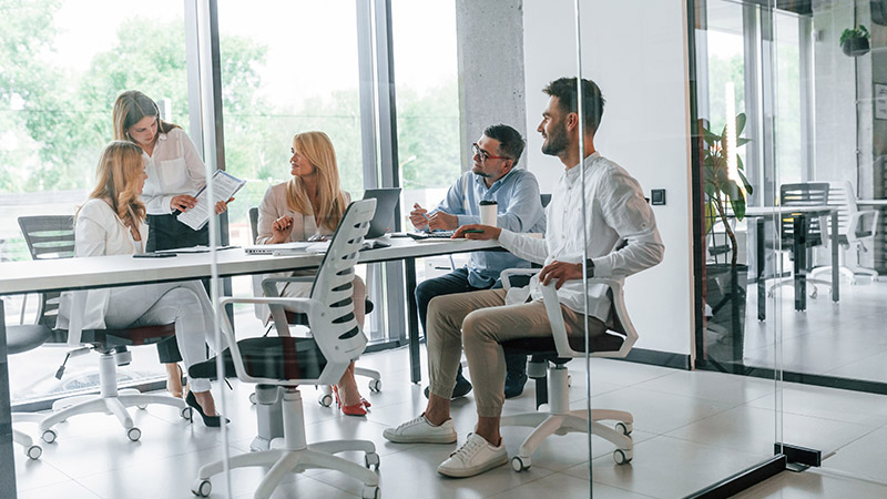 Grupo de personas trabajando en equipo