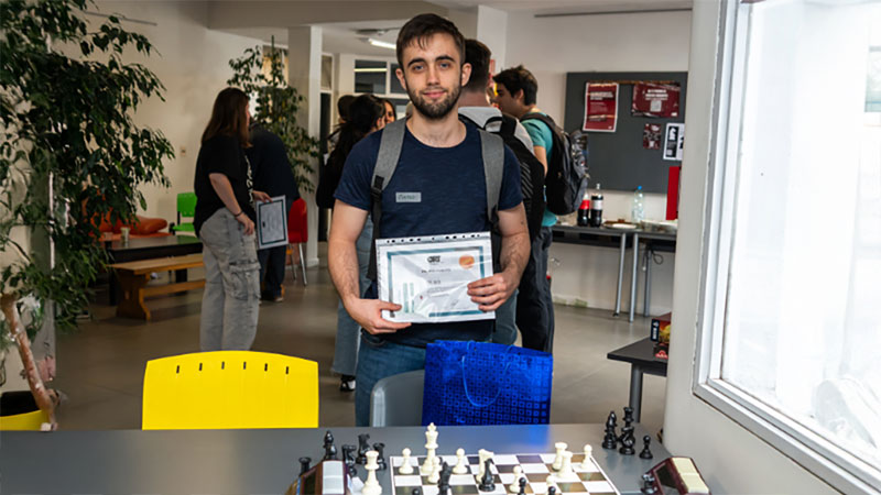 Mateo Costa recibe el primer lugar en el torneo de ajedrez realizado en la universidad ort uruguay