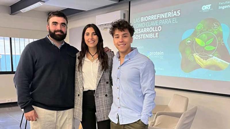 *Magdalena Ripoll junto a los estudiantes de Biotecnología*