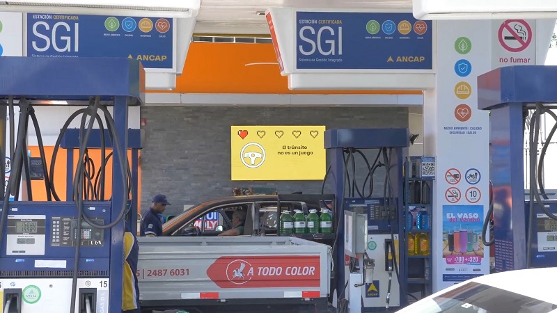 *Afiche de Bruno Gariazzo expuesto en una estación de servicio de ANCAP*