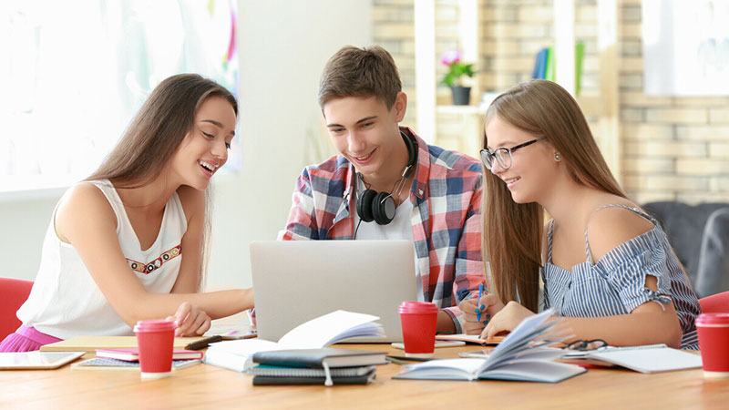 Becas de desafíos profesionales para estudiar una carrera universitaria en la Universidad ORT Uruguay