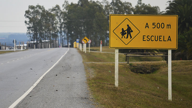 Cartel en una ruta que dice que a 500 metros hay una escuela