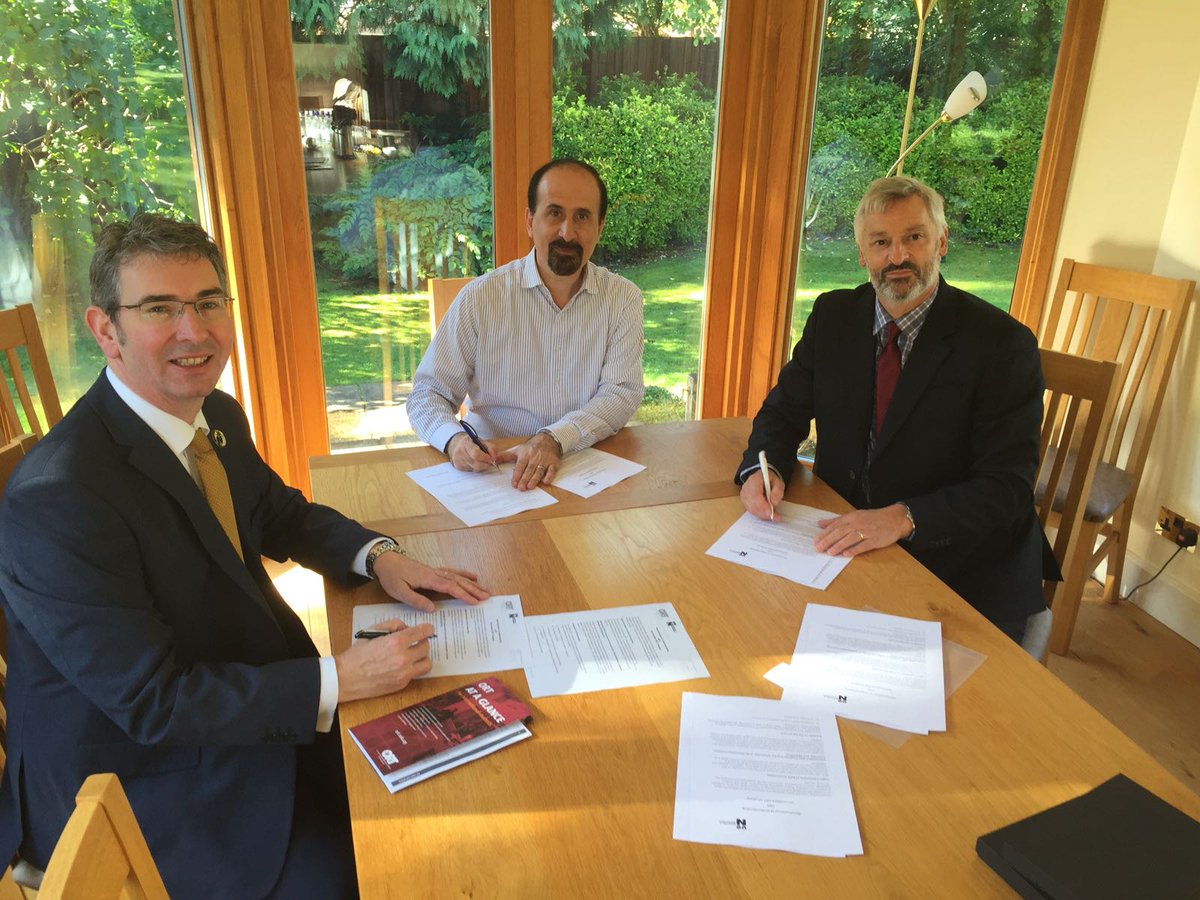 Firma convenio ORT-Northampton, el Decano Sinclair, Decano Hipogrosso y Rector Prof. Nick Petford.